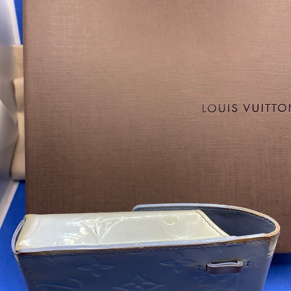 LOUIS VUITTON
Monogram Vernis “Greene” Lavender Cell Phone Holder - Picture 5 of 11
